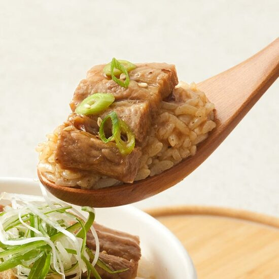 Рис Хэтбан со вкусом свиной грудинки в соевом соусе CJ, 319 г