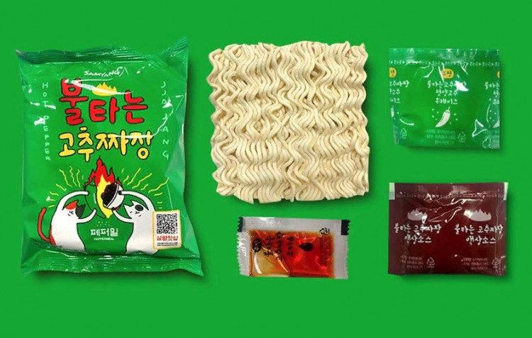 Лапша б\п Samyang Чаджан Рамен с соусом из черной фасоли острая, 136 гр